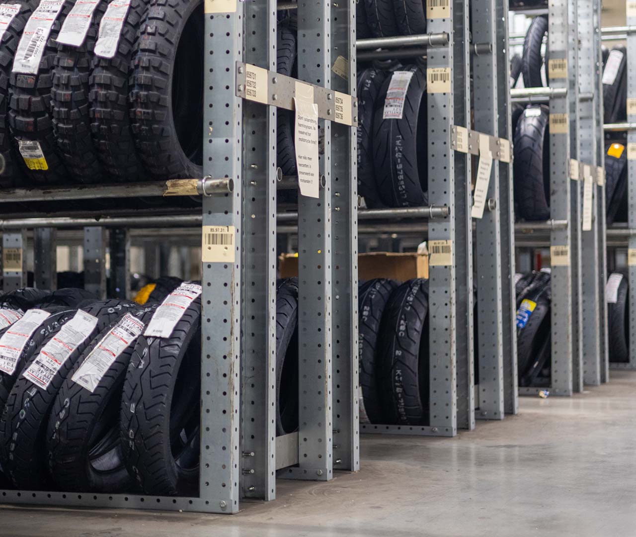 Bridgestone Motorradreifen im Lager