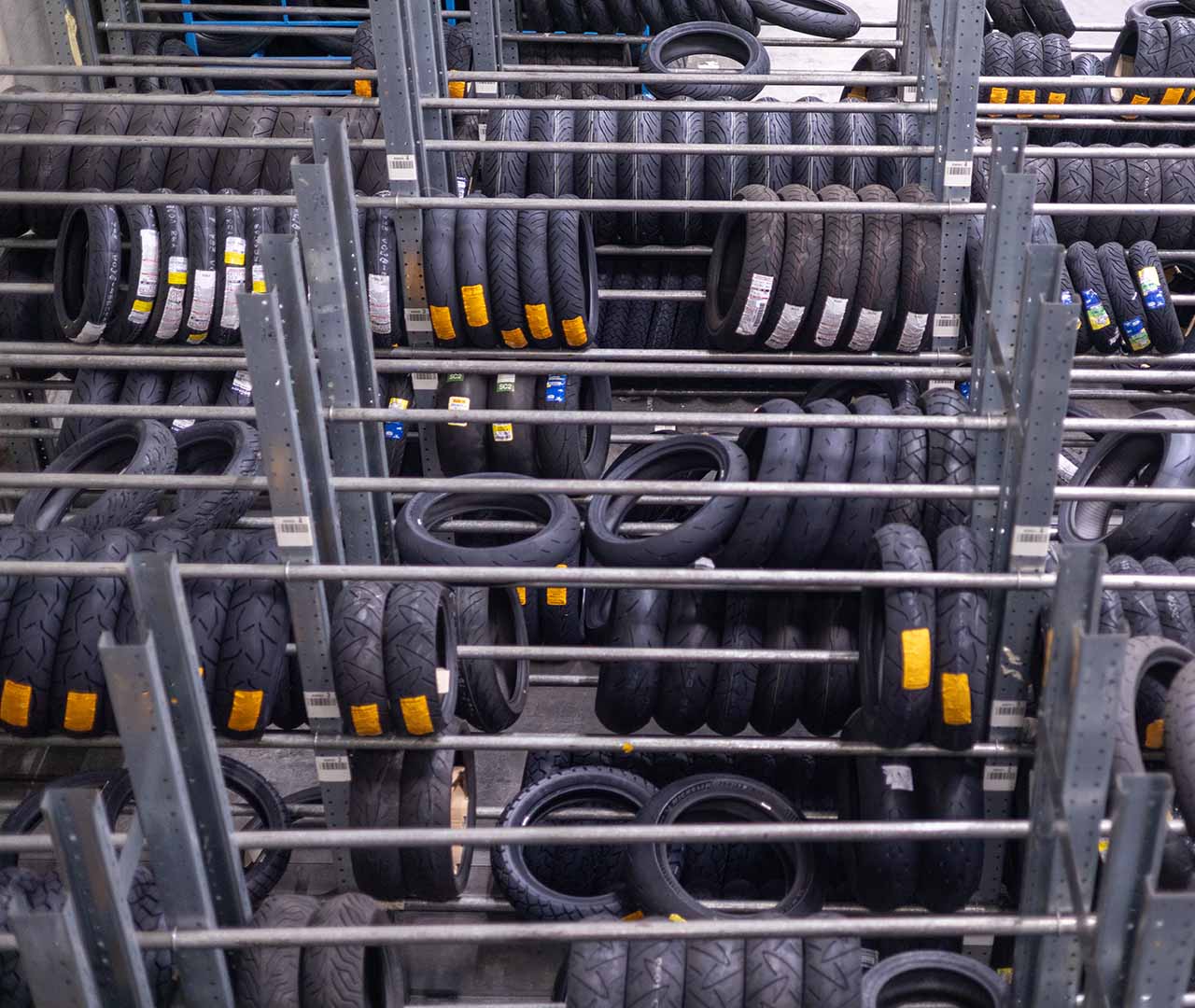 Motorradreifen im Lager