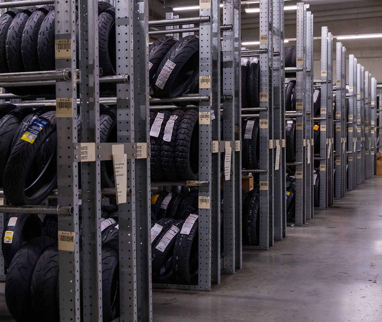 Motorradreifen im Lager