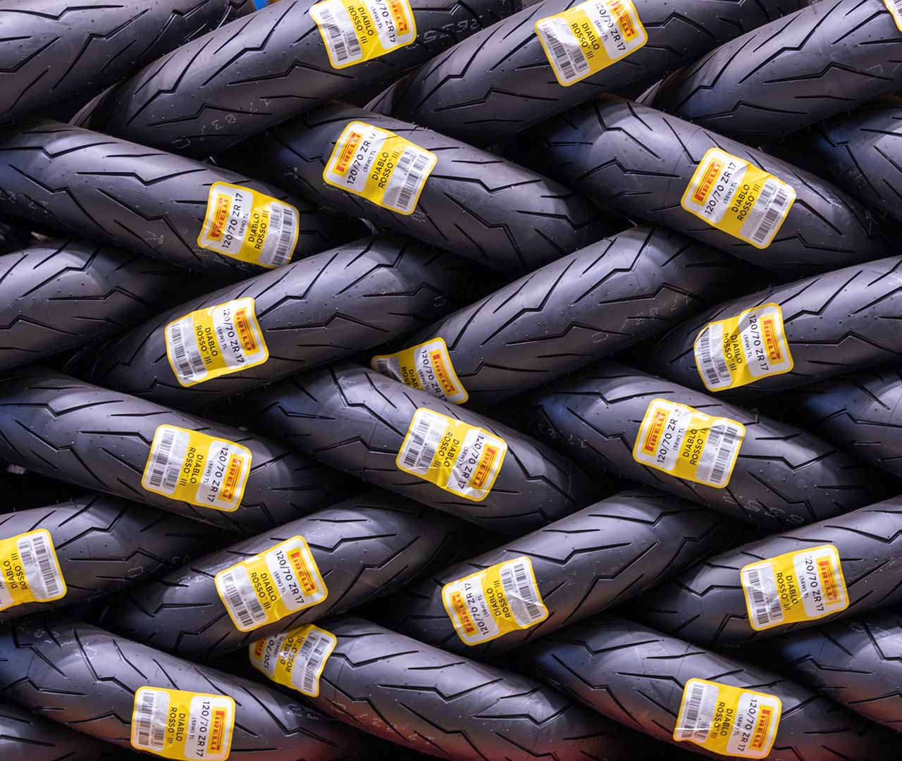 Pirelli Motorradreifen im Lager